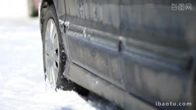 汽车被困在雪中，在冬天，当司机试图启动时，前轮在结冰的道路上打滑